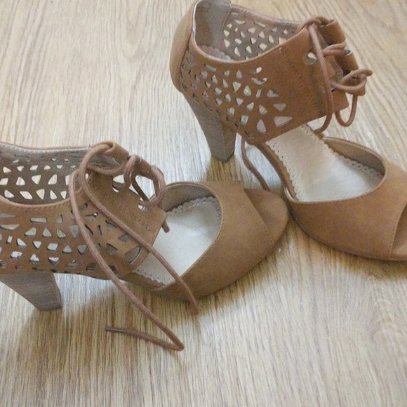 Restricted Open toe laced up Heel Shoes - Picture 4 of 6